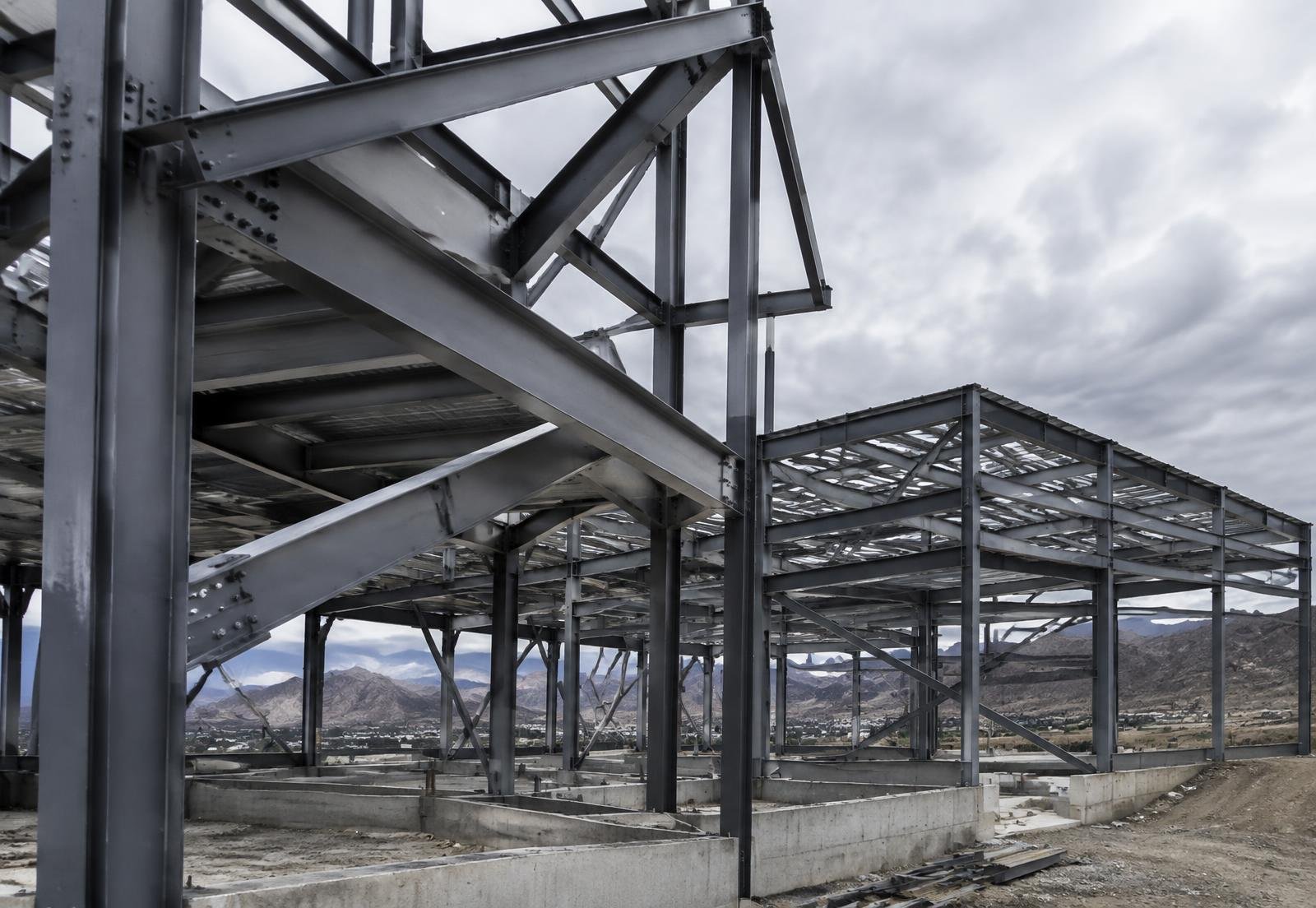 Estructura metálica moderna construida con acero